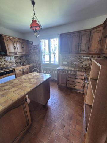 De retour à la vente cette maison vous offrira l'espace recherché de la campagne sans renoncer à la proximité des commodités et des accès routiers ? Découvrez cette propriété unique offrant un potentiel  pour un projet familial, professionnel ou locatif.
Située à l’entrée de Saint-Sulpice-la-Pointe, cette propriété est à seulement 2 minutes, vous plaçant aux portes de Toulouse en 20 minutes et d'Albi en 25 minutes.
La maison principale vous accueille dans un cadre chaleureux :
Un salon/séjour spacieux et traversant, ouvert sur les extérieurs.
Côté nuit : 3 chambres confortables avec placards.


🔑 Appartement T2 Indépendant (46 m²)
Cet appartement composé d'une chambre, salle de bain et cuisine offre une totale liberté de projet :
Revenu locatif : Forte demande sur le secteur.
Projet familial : Idéal pour loger un parent ou un adolescent en quête d'autonomie.
Professionnel : Un espace parfait pour un artisan ou une profession libérale souhaitant dissocier domicile et travail.

Espace Piscine : Un coin baignade sécurisé pour vos étés en famille.
🚜 Un Terrain Agricole de 8 000 m²
Ce vaste terrain plat et fertile est idéal pour :
Accueillir des animaux (chevaux, ânes, etc.).
Développer une activité de maraîchage ou un verger familial.

🛠 Dépendances & Équipements
Grand Garage : Un volume généreux pour stationner plusieurs véhicules, camping-car, ou créer un atelier de bricolage.
Dépendance supplémentaire : Stockage d'outillage ou aménagement selon vos besoins.

Points Forts : Plain-pied intégral, double habitation, immense terrain agricole, accès autoroute ultra-rapide.
