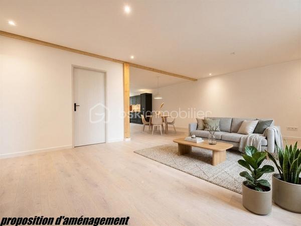 Située en plein centre-ville de Rabastens, cette agréable maison de ville de 135 m² habitables, entièrement rénovée en 2025, se déploie sur trois niveaux et offre de beaux volumes ainsi que des prestations de qualité.

Au rez-de-chaussée, vous découvrirez un garage fermé permettant le stationnement de 2 véhicules, ainsi qu'une grande buanderie de plus de 15 m² offrant un espace de rangement particulièrement appréciable.

Au premier étage, une vaste pièce de vie lumineuse de 57 m² accueille un séjour convivial et une cuisine ouverte entièrement équipée. Un WC indépendant complète ce niveau.

Le dernier étage est dédié à l'espace nuit avec trois chambres mansardées, une salle d'eau moderne et un WC séparé.

Côté confort, la maison bénéficie d'une rénovation récente comprenant une toiture neuve, une isolation performante, des menuiseries en double vitrage bois ainsi qu'une climatisation réversible.

Une maison clé en main, idéale pour une famille ou pour ceux qui souhaitent profiter de la vie de centre-ville tout en bénéficiant d'un excellent niveau de confort.

VIDEO DISPONIBLE !