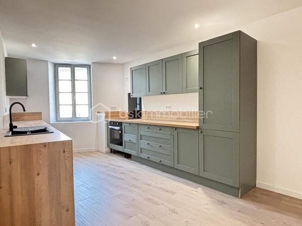 Située en plein centre-ville de Rabastens, cette agréable maison de ville de 135 m² habitables, entièrement rénovée en 2025, se déploie sur trois niveaux et offre de beaux volumes ainsi que des prestations de qualité.

Au rez-de-chaussée, vous découvrirez un garage fermé permettant le stationnement de 2 véhicules, ainsi qu'une grande buanderie de plus de 15 m² offrant un espace de rangement particulièrement appréciable.

Au premier étage, une vaste pièce de vie lumineuse de 57 m² accueille un séjour convivial et une cuisine ouverte entièrement équipée. Un WC indépendant complète ce niveau.

Le dernier étage est dédié à l'espace nuit avec trois chambres mansardées, une salle d'eau moderne et un WC séparé.

Côté confort, la maison bénéficie d'une rénovation récente comprenant une toiture neuve, une isolation performante, des menuiseries en double vitrage bois ainsi qu'une climatisation réversible.

Une maison clé en main, idéale pour une famille ou pour ceux qui souhaitent profiter de la vie de centre-ville tout en bénéficiant d'un excellent niveau de confort.

VIDEO DISPONIBLE !