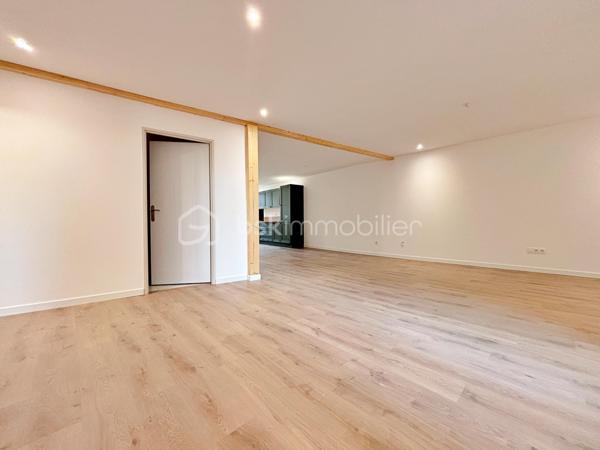 Située en plein centre-ville de Rabastens, cette agréable maison de ville de 135 m² habitables, entièrement rénovée en 2025, se déploie sur trois niveaux et offre de beaux volumes ainsi que des prestations de qualité.

Au rez-de-chaussée, vous découvrirez un garage fermé permettant le stationnement de 2 véhicules, ainsi qu'une grande buanderie de plus de 15 m² offrant un espace de rangement particulièrement appréciable.

Au premier étage, une vaste pièce de vie lumineuse de 57 m² accueille un séjour convivial et une cuisine ouverte entièrement équipée. Un WC indépendant complète ce niveau.

Le dernier étage est dédié à l'espace nuit avec trois chambres mansardées, une salle d'eau moderne et un WC séparé.

Côté confort, la maison bénéficie d'une rénovation récente comprenant une toiture neuve, une isolation performante, des menuiseries en double vitrage bois ainsi qu'une climatisation réversible.

Une maison clé en main, idéale pour une famille ou pour ceux qui souhaitent profiter de la vie de centre-ville tout en bénéficiant d'un excellent niveau de confort.

VIDEO DISPONIBLE !