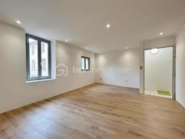Située en plein centre-ville de Rabastens, cette agréable maison de ville de 135 m² habitables, entièrement rénovée en 2025, se déploie sur trois niveaux et offre de beaux volumes ainsi que des prestations de qualité.

Au rez-de-chaussée, vous découvrirez un garage fermé permettant le stationnement de 2 véhicules, ainsi qu'une grande buanderie de plus de 15 m² offrant un espace de rangement particulièrement appréciable.

Au premier étage, une vaste pièce de vie lumineuse de 57 m² accueille un séjour convivial et une cuisine ouverte entièrement équipée. Un WC indépendant complète ce niveau.

Le dernier étage est dédié à l'espace nuit avec trois chambres mansardées, une salle d'eau moderne et un WC séparé.

Côté confort, la maison bénéficie d'une rénovation récente comprenant une toiture neuve, une isolation performante, des menuiseries en double vitrage bois ainsi qu'une climatisation réversible.

Une maison clé en main, idéale pour une famille ou pour ceux qui souhaitent profiter de la vie de centre-ville tout en bénéficiant d'un excellent niveau de confort.

VIDEO DISPONIBLE !
