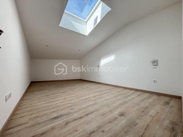 Située en plein centre-ville de Rabastens, cette agréable maison de ville de 135 m² habitables, entièrement rénovée en 2025, se déploie sur trois niveaux et offre de beaux volumes ainsi que des prestations de qualité.

Au rez-de-chaussée, vous découvrirez un garage fermé permettant le stationnement de 2 véhicules, ainsi qu'une grande buanderie de plus de 15 m² offrant un espace de rangement particulièrement appréciable.

Au premier étage, une vaste pièce de vie lumineuse de 57 m² accueille un séjour convivial et une cuisine ouverte entièrement équipée. Un WC indépendant complète ce niveau.

Le dernier étage est dédié à l'espace nuit avec trois chambres mansardées, une salle d'eau moderne et un WC séparé.

Côté confort, la maison bénéficie d'une rénovation récente comprenant une toiture neuve, une isolation performante, des menuiseries en double vitrage bois ainsi qu'une climatisation réversible.

Une maison clé en main, idéale pour une famille ou pour ceux qui souhaitent profiter de la vie de centre-ville tout en bénéficiant d'un excellent niveau de confort.

VIDEO DISPONIBLE !