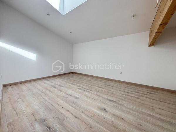 Située en plein centre-ville de Rabastens, cette agréable maison de ville de 135 m² habitables, entièrement rénovée en 2025, se déploie sur trois niveaux et offre de beaux volumes ainsi que des prestations de qualité.

Au rez-de-chaussée, vous découvrirez un garage fermé permettant le stationnement de 2 véhicules, ainsi qu'une grande buanderie de plus de 15 m² offrant un espace de rangement particulièrement appréciable.

Au premier étage, une vaste pièce de vie lumineuse de 57 m² accueille un séjour convivial et une cuisine ouverte entièrement équipée. Un WC indépendant complète ce niveau.

Le dernier étage est dédié à l'espace nuit avec trois chambres mansardées, une salle d'eau moderne et un WC séparé.

Côté confort, la maison bénéficie d'une rénovation récente comprenant une toiture neuve, une isolation performante, des menuiseries en double vitrage bois ainsi qu'une climatisation réversible.

Une maison clé en main, idéale pour une famille ou pour ceux qui souhaitent profiter de la vie de centre-ville tout en bénéficiant d'un excellent niveau de confort.

VIDEO DISPONIBLE !