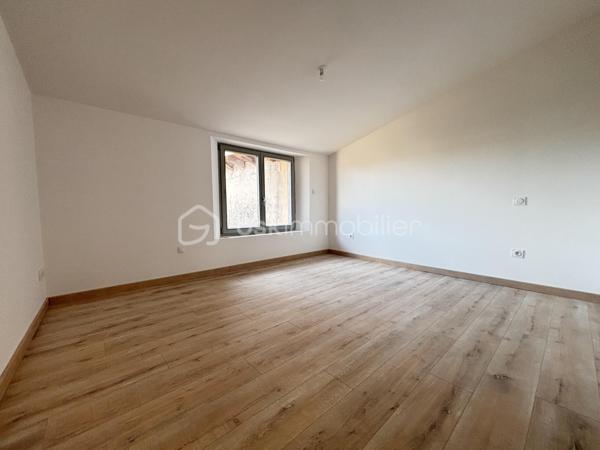 Située en plein centre-ville de Rabastens, cette agréable maison de ville de 135 m² habitables, entièrement rénovée en 2025, se déploie sur trois niveaux et offre de beaux volumes ainsi que des prestations de qualité.

Au rez-de-chaussée, vous découvrirez un garage fermé permettant le stationnement de 2 véhicules, ainsi qu'une grande buanderie de plus de 15 m² offrant un espace de rangement particulièrement appréciable.

Au premier étage, une vaste pièce de vie lumineuse de 57 m² accueille un séjour convivial et une cuisine ouverte entièrement équipée. Un WC indépendant complète ce niveau.

Le dernier étage est dédié à l'espace nuit avec trois chambres mansardées, une salle d'eau moderne et un WC séparé.

Côté confort, la maison bénéficie d'une rénovation récente comprenant une toiture neuve, une isolation performante, des menuiseries en double vitrage bois ainsi qu'une climatisation réversible.

Une maison clé en main, idéale pour une famille ou pour ceux qui souhaitent profiter de la vie de centre-ville tout en bénéficiant d'un excellent niveau de confort.

VIDEO DISPONIBLE !