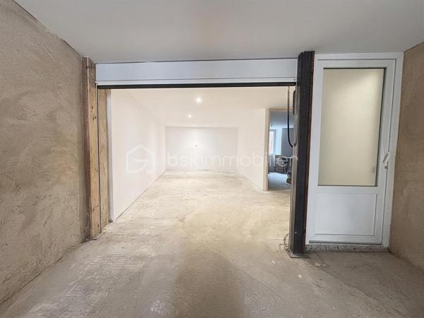 Située en plein centre-ville de Rabastens, cette agréable maison de ville de 135 m² habitables, entièrement rénovée en 2025, se déploie sur trois niveaux et offre de beaux volumes ainsi que des prestations de qualité.

Au rez-de-chaussée, vous découvrirez un garage fermé permettant le stationnement de 2 véhicules, ainsi qu'une grande buanderie de plus de 15 m² offrant un espace de rangement particulièrement appréciable.

Au premier étage, une vaste pièce de vie lumineuse de 57 m² accueille un séjour convivial et une cuisine ouverte entièrement équipée. Un WC indépendant complète ce niveau.

Le dernier étage est dédié à l'espace nuit avec trois chambres mansardées, une salle d'eau moderne et un WC séparé.

Côté confort, la maison bénéficie d'une rénovation récente comprenant une toiture neuve, une isolation performante, des menuiseries en double vitrage bois ainsi qu'une climatisation réversible.

Une maison clé en main, idéale pour une famille ou pour ceux qui souhaitent profiter de la vie de centre-ville tout en bénéficiant d'un excellent niveau de confort.

VIDEO DISPONIBLE !