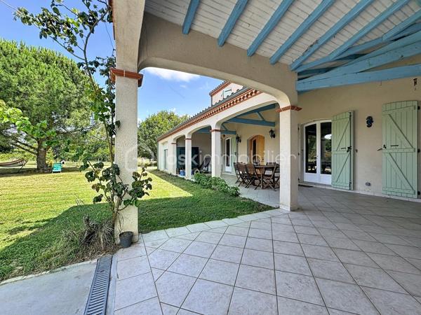 🏡 **Magnifique maison familiale de 180 m² avec piscine sur parcelle de 3 400 m²**

Dans un environnement calme et privilégié, venez découvrir cette superbe maison d'environ **180 m² habitables**, implantée sur une belle parcelle arborée de **3 400 m²**, offrant un cadre de vie paisible et sans aucun vis-à-vis.

Dès l'entrée, le charme opère grâce à ses magnifiques carreaux de ciment qui confèrent à la maison authenticité et caractère.
✨ **Au rez-de-chaussée :
* Une belle entrée ;
* Une cuisine indépendante aménagée et équipée ;
* Un cellier / buanderie ;
* Une pièce polyvalente pouvant servir de bureau, chambre d'amis ou salle de jeux ;
* Une magnifique pièce de vie baignée de lumière avec une belle hauteur sous plafond, un superbe mur en pierre et un insert, créant une atmosphère chaleureuse et conviviale ;
* Un accès direct à la terrasse et à la piscine ;
* Une belle suite parentale avec salle d'eau privative ;
* Un WC indépendant.

✨ **À l'étage :
* Trois belles chambres 
* Une grande salle de bain équipée d'une douche et d'une baignoire ;
* Un WC indépendant.

🚗 **Les dépendances :
* Un grand garage ;
* Une mezzanine aménagée au-dessus du garage offrant un espace supplémentaire de stockage, bureau ou atelier selon vos besoins.

🌴 **Les extérieurs :
* Magnifique terrain de 3 400 m² ;
* Piscine récente et son local, 
* Grande terrasse idéale pour les moments de détente ;
* Aucun vis-à-vis.

✅ **Les atouts :**
* Pompe à chaleur neuve ;
* Piscine neuve ;
* Double vitrage ;
* Beaux volumes et charme de l'ancien ;
* Environnement calme et recherché ;
* Quelques travaux de rafraîchissement et finitions de la plage de piscine à prévoir pour révéler tout le potentiel de cette belle propriété.
Une maison pleine de charme, idéale pour une famille à la recherche d'espace, de confort et de tranquillité.

📞 Contactez-moi dès aujourd'hui pour organiser une visite et découvrir tout son potentiel.