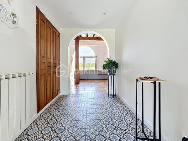 🏡 **Magnifique maison familiale de 180 m² avec piscine sur parcelle de 3 400 m²**

Dans un environnement calme et privilégié, venez découvrir cette superbe maison d'environ **180 m² habitables**, implantée sur une belle parcelle arborée de **3 400 m²**, offrant un cadre de vie paisible et sans aucun vis-à-vis.

Dès l'entrée, le charme opère grâce à ses magnifiques carreaux de ciment qui confèrent à la maison authenticité et caractère.
✨ **Au rez-de-chaussée :
* Une belle entrée ;
* Une cuisine indépendante aménagée et équipée ;
* Un cellier / buanderie ;
* Une pièce polyvalente pouvant servir de bureau, chambre d'amis ou salle de jeux ;
* Une magnifique pièce de vie baignée de lumière avec une belle hauteur sous plafond, un superbe mur en pierre et un insert, créant une atmosphère chaleureuse et conviviale ;
* Un accès direct à la terrasse et à la piscine ;
* Une belle suite parentale avec salle d'eau privative ;
* Un WC indépendant.

✨ **À l'étage :
* Trois belles chambres 
* Une grande salle de bain équipée d'une douche et d'une baignoire ;
* Un WC indépendant.

🚗 **Les dépendances :
* Un grand garage ;
* Une mezzanine aménagée au-dessus du garage offrant un espace supplémentaire de stockage, bureau ou atelier selon vos besoins.

🌴 **Les extérieurs :
* Magnifique terrain de 3 400 m² ;
* Piscine récente et son local, 
* Grande terrasse idéale pour les moments de détente ;
* Aucun vis-à-vis.

✅ **Les atouts :**
* Pompe à chaleur neuve ;
* Piscine neuve ;
* Double vitrage ;
* Beaux volumes et charme de l'ancien ;
* Environnement calme et recherché ;
* Quelques travaux de rafraîchissement et finitions de la plage de piscine à prévoir pour révéler tout le potentiel de cette belle propriété.
Une maison pleine de charme, idéale pour une famille à la recherche d'espace, de confort et de tranquillité.

📞 Contactez-moi dès aujourd'hui pour organiser une visite et découvrir tout son potentiel.