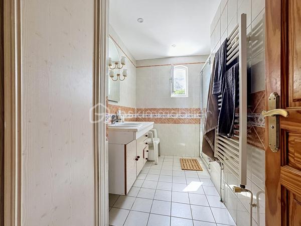 🏡 **Magnifique maison familiale de 180 m² avec piscine sur parcelle de 3 400 m²**

Dans un environnement calme et privilégié, venez découvrir cette superbe maison d'environ **180 m² habitables**, implantée sur une belle parcelle arborée de **3 400 m²**, offrant un cadre de vie paisible et sans aucun vis-à-vis.

Dès l'entrée, le charme opère grâce à ses magnifiques carreaux de ciment qui confèrent à la maison authenticité et caractère.
✨ **Au rez-de-chaussée :
* Une belle entrée ;
* Une cuisine indépendante aménagée et équipée ;
* Un cellier / buanderie ;
* Une pièce polyvalente pouvant servir de bureau, chambre d'amis ou salle de jeux ;
* Une magnifique pièce de vie baignée de lumière avec une belle hauteur sous plafond, un superbe mur en pierre et un insert, créant une atmosphère chaleureuse et conviviale ;
* Un accès direct à la terrasse et à la piscine ;
* Une belle suite parentale avec salle d'eau privative ;
* Un WC indépendant.

✨ **À l'étage :
* Trois belles chambres 
* Une grande salle de bain équipée d'une douche et d'une baignoire ;
* Un WC indépendant.

🚗 **Les dépendances :
* Un grand garage ;
* Une mezzanine aménagée au-dessus du garage offrant un espace supplémentaire de stockage, bureau ou atelier selon vos besoins.

🌴 **Les extérieurs :
* Magnifique terrain de 3 400 m² ;
* Piscine récente et son local, 
* Grande terrasse idéale pour les moments de détente ;
* Aucun vis-à-vis.

✅ **Les atouts :**
* Pompe à chaleur neuve ;
* Piscine neuve ;
* Double vitrage ;
* Beaux volumes et charme de l'ancien ;
* Environnement calme et recherché ;
* Quelques travaux de rafraîchissement et finitions de la plage de piscine à prévoir pour révéler tout le potentiel de cette belle propriété.
Une maison pleine de charme, idéale pour une famille à la recherche d'espace, de confort et de tranquillité.

📞 Contactez-moi dès aujourd'hui pour organiser une visite et découvrir tout son potentiel.