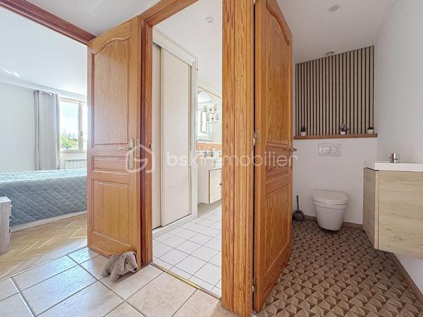 🏡 **Magnifique maison familiale de 180 m² avec piscine sur parcelle de 3 400 m²**

Dans un environnement calme et privilégié, venez découvrir cette superbe maison d'environ **180 m² habitables**, implantée sur une belle parcelle arborée de **3 400 m²**, offrant un cadre de vie paisible et sans aucun vis-à-vis.

Dès l'entrée, le charme opère grâce à ses magnifiques carreaux de ciment qui confèrent à la maison authenticité et caractère.
✨ **Au rez-de-chaussée :
* Une belle entrée ;
* Une cuisine indépendante aménagée et équipée ;
* Un cellier / buanderie ;
* Une pièce polyvalente pouvant servir de bureau, chambre d'amis ou salle de jeux ;
* Une magnifique pièce de vie baignée de lumière avec une belle hauteur sous plafond, un superbe mur en pierre et un insert, créant une atmosphère chaleureuse et conviviale ;
* Un accès direct à la terrasse et à la piscine ;
* Une belle suite parentale avec salle d'eau privative ;
* Un WC indépendant.

✨ **À l'étage :
* Trois belles chambres 
* Une grande salle de bain équipée d'une douche et d'une baignoire ;
* Un WC indépendant.

🚗 **Les dépendances :
* Un grand garage ;
* Une mezzanine aménagée au-dessus du garage offrant un espace supplémentaire de stockage, bureau ou atelier selon vos besoins.

🌴 **Les extérieurs :
* Magnifique terrain de 3 400 m² ;
* Piscine récente et son local, 
* Grande terrasse idéale pour les moments de détente ;
* Aucun vis-à-vis.

✅ **Les atouts :**
* Pompe à chaleur neuve ;
* Piscine neuve ;
* Double vitrage ;
* Beaux volumes et charme de l'ancien ;
* Environnement calme et recherché ;
* Quelques travaux de rafraîchissement et finitions de la plage de piscine à prévoir pour révéler tout le potentiel de cette belle propriété.
Une maison pleine de charme, idéale pour une famille à la recherche d'espace, de confort et de tranquillité.

📞 Contactez-moi dès aujourd'hui pour organiser une visite et découvrir tout son potentiel.