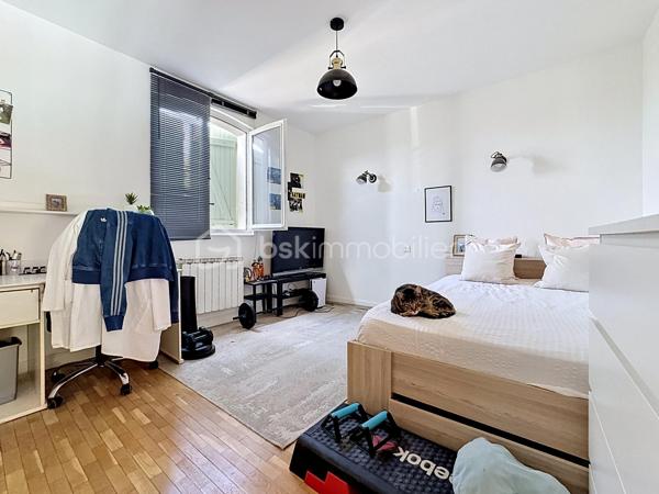 🏡 **Magnifique maison familiale de 180 m² avec piscine sur parcelle de 3 400 m²**

Dans un environnement calme et privilégié, venez découvrir cette superbe maison d'environ **180 m² habitables**, implantée sur une belle parcelle arborée de **3 400 m²**, offrant un cadre de vie paisible et sans aucun vis-à-vis.

Dès l'entrée, le charme opère grâce à ses magnifiques carreaux de ciment qui confèrent à la maison authenticité et caractère.
✨ **Au rez-de-chaussée :
* Une belle entrée ;
* Une cuisine indépendante aménagée et équipée ;
* Un cellier / buanderie ;
* Une pièce polyvalente pouvant servir de bureau, chambre d'amis ou salle de jeux ;
* Une magnifique pièce de vie baignée de lumière avec une belle hauteur sous plafond, un superbe mur en pierre et un insert, créant une atmosphère chaleureuse et conviviale ;
* Un accès direct à la terrasse et à la piscine ;
* Une belle suite parentale avec salle d'eau privative ;
* Un WC indépendant.

✨ **À l'étage :
* Trois belles chambres 
* Une grande salle de bain équipée d'une douche et d'une baignoire ;
* Un WC indépendant.

🚗 **Les dépendances :
* Un grand garage ;
* Une mezzanine aménagée au-dessus du garage offrant un espace supplémentaire de stockage, bureau ou atelier selon vos besoins.

🌴 **Les extérieurs :
* Magnifique terrain de 3 400 m² ;
* Piscine récente et son local, 
* Grande terrasse idéale pour les moments de détente ;
* Aucun vis-à-vis.

✅ **Les atouts :**
* Pompe à chaleur neuve ;
* Piscine neuve ;
* Double vitrage ;
* Beaux volumes et charme de l'ancien ;
* Environnement calme et recherché ;
* Quelques travaux de rafraîchissement et finitions de la plage de piscine à prévoir pour révéler tout le potentiel de cette belle propriété.
Une maison pleine de charme, idéale pour une famille à la recherche d'espace, de confort et de tranquillité.

📞 Contactez-moi dès aujourd'hui pour organiser une visite et découvrir tout son potentiel.