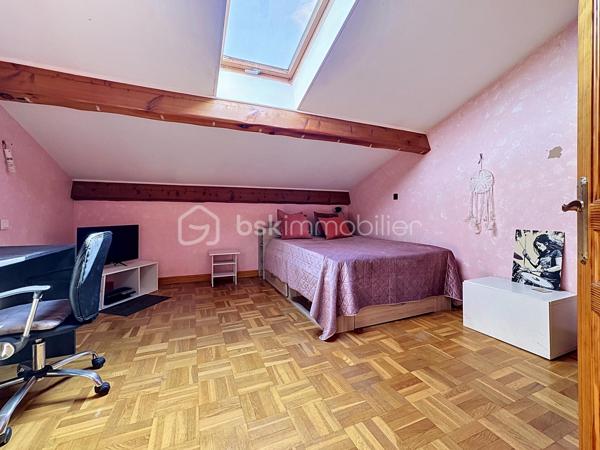 🏡 **Magnifique maison familiale de 180 m² avec piscine sur parcelle de 3 400 m²**

Dans un environnement calme et privilégié, venez découvrir cette superbe maison d'environ **180 m² habitables**, implantée sur une belle parcelle arborée de **3 400 m²**, offrant un cadre de vie paisible et sans aucun vis-à-vis.

Dès l'entrée, le charme opère grâce à ses magnifiques carreaux de ciment qui confèrent à la maison authenticité et caractère.
✨ **Au rez-de-chaussée :
* Une belle entrée ;
* Une cuisine indépendante aménagée et équipée ;
* Un cellier / buanderie ;
* Une pièce polyvalente pouvant servir de bureau, chambre d'amis ou salle de jeux ;
* Une magnifique pièce de vie baignée de lumière avec une belle hauteur sous plafond, un superbe mur en pierre et un insert, créant une atmosphère chaleureuse et conviviale ;
* Un accès direct à la terrasse et à la piscine ;
* Une belle suite parentale avec salle d'eau privative ;
* Un WC indépendant.

✨ **À l'étage :
* Trois belles chambres 
* Une grande salle de bain équipée d'une douche et d'une baignoire ;
* Un WC indépendant.

🚗 **Les dépendances :
* Un grand garage ;
* Une mezzanine aménagée au-dessus du garage offrant un espace supplémentaire de stockage, bureau ou atelier selon vos besoins.

🌴 **Les extérieurs :
* Magnifique terrain de 3 400 m² ;
* Piscine récente et son local, 
* Grande terrasse idéale pour les moments de détente ;
* Aucun vis-à-vis.

✅ **Les atouts :**
* Pompe à chaleur neuve ;
* Piscine neuve ;
* Double vitrage ;
* Beaux volumes et charme de l'ancien ;
* Environnement calme et recherché ;
* Quelques travaux de rafraîchissement et finitions de la plage de piscine à prévoir pour révéler tout le potentiel de cette belle propriété.
Une maison pleine de charme, idéale pour une famille à la recherche d'espace, de confort et de tranquillité.

📞 Contactez-moi dès aujourd'hui pour organiser une visite et découvrir tout son potentiel.