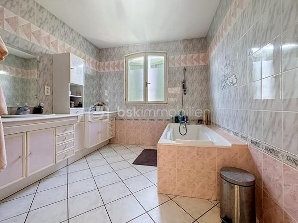 🏡 **Magnifique maison familiale de 180 m² avec piscine sur parcelle de 3 400 m²**

Dans un environnement calme et privilégié, venez découvrir cette superbe maison d'environ **180 m² habitables**, implantée sur une belle parcelle arborée de **3 400 m²**, offrant un cadre de vie paisible et sans aucun vis-à-vis.

Dès l'entrée, le charme opère grâce à ses magnifiques carreaux de ciment qui confèrent à la maison authenticité et caractère.
✨ **Au rez-de-chaussée :
* Une belle entrée ;
* Une cuisine indépendante aménagée et équipée ;
* Un cellier / buanderie ;
* Une pièce polyvalente pouvant servir de bureau, chambre d'amis ou salle de jeux ;
* Une magnifique pièce de vie baignée de lumière avec une belle hauteur sous plafond, un superbe mur en pierre et un insert, créant une atmosphère chaleureuse et conviviale ;
* Un accès direct à la terrasse et à la piscine ;
* Une belle suite parentale avec salle d'eau privative ;
* Un WC indépendant.

✨ **À l'étage :
* Trois belles chambres 
* Une grande salle de bain équipée d'une douche et d'une baignoire ;
* Un WC indépendant.

🚗 **Les dépendances :
* Un grand garage ;
* Une mezzanine aménagée au-dessus du garage offrant un espace supplémentaire de stockage, bureau ou atelier selon vos besoins.

🌴 **Les extérieurs :
* Magnifique terrain de 3 400 m² ;
* Piscine récente et son local, 
* Grande terrasse idéale pour les moments de détente ;
* Aucun vis-à-vis.

✅ **Les atouts :**
* Pompe à chaleur neuve ;
* Piscine neuve ;
* Double vitrage ;
* Beaux volumes et charme de l'ancien ;
* Environnement calme et recherché ;
* Quelques travaux de rafraîchissement et finitions de la plage de piscine à prévoir pour révéler tout le potentiel de cette belle propriété.
Une maison pleine de charme, idéale pour une famille à la recherche d'espace, de confort et de tranquillité.

📞 Contactez-moi dès aujourd'hui pour organiser une visite et découvrir tout son potentiel.