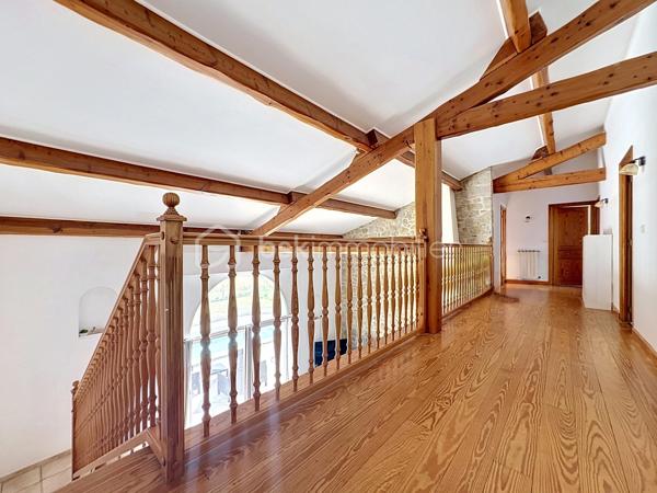 🏡 **Magnifique maison familiale de 180 m² avec piscine sur parcelle de 3 400 m²**

Dans un environnement calme et privilégié, venez découvrir cette superbe maison d'environ **180 m² habitables**, implantée sur une belle parcelle arborée de **3 400 m²**, offrant un cadre de vie paisible et sans aucun vis-à-vis.

Dès l'entrée, le charme opère grâce à ses magnifiques carreaux de ciment qui confèrent à la maison authenticité et caractère.
✨ **Au rez-de-chaussée :
* Une belle entrée ;
* Une cuisine indépendante aménagée et équipée ;
* Un cellier / buanderie ;
* Une pièce polyvalente pouvant servir de bureau, chambre d'amis ou salle de jeux ;
* Une magnifique pièce de vie baignée de lumière avec une belle hauteur sous plafond, un superbe mur en pierre et un insert, créant une atmosphère chaleureuse et conviviale ;
* Un accès direct à la terrasse et à la piscine ;
* Une belle suite parentale avec salle d'eau privative ;
* Un WC indépendant.

✨ **À l'étage :
* Trois belles chambres 
* Une grande salle de bain équipée d'une douche et d'une baignoire ;
* Un WC indépendant.

🚗 **Les dépendances :
* Un grand garage ;
* Une mezzanine aménagée au-dessus du garage offrant un espace supplémentaire de stockage, bureau ou atelier selon vos besoins.

🌴 **Les extérieurs :
* Magnifique terrain de 3 400 m² ;
* Piscine récente et son local, 
* Grande terrasse idéale pour les moments de détente ;
* Aucun vis-à-vis.

✅ **Les atouts :**
* Pompe à chaleur neuve ;
* Piscine neuve ;
* Double vitrage ;
* Beaux volumes et charme de l'ancien ;
* Environnement calme et recherché ;
* Quelques travaux de rafraîchissement et finitions de la plage de piscine à prévoir pour révéler tout le potentiel de cette belle propriété.
Une maison pleine de charme, idéale pour une famille à la recherche d'espace, de confort et de tranquillité.

📞 Contactez-moi dès aujourd'hui pour organiser une visite et découvrir tout son potentiel.