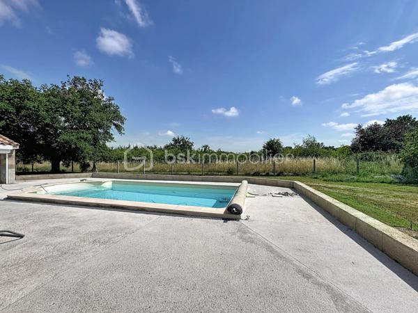 🏡 **Magnifique maison familiale de 180 m² avec piscine sur parcelle de 3 400 m²**

Dans un environnement calme et privilégié, venez découvrir cette superbe maison d'environ **180 m² habitables**, implantée sur une belle parcelle arborée de **3 400 m²**, offrant un cadre de vie paisible et sans aucun vis-à-vis.

Dès l'entrée, le charme opère grâce à ses magnifiques carreaux de ciment qui confèrent à la maison authenticité et caractère.
✨ **Au rez-de-chaussée :
* Une belle entrée ;
* Une cuisine indépendante aménagée et équipée ;
* Un cellier / buanderie ;
* Une pièce polyvalente pouvant servir de bureau, chambre d'amis ou salle de jeux ;
* Une magnifique pièce de vie baignée de lumière avec une belle hauteur sous plafond, un superbe mur en pierre et un insert, créant une atmosphère chaleureuse et conviviale ;
* Un accès direct à la terrasse et à la piscine ;
* Une belle suite parentale avec salle d'eau privative ;
* Un WC indépendant.

✨ **À l'étage :
* Trois belles chambres 
* Une grande salle de bain équipée d'une douche et d'une baignoire ;
* Un WC indépendant.

🚗 **Les dépendances :
* Un grand garage ;
* Une mezzanine aménagée au-dessus du garage offrant un espace supplémentaire de stockage, bureau ou atelier selon vos besoins.

🌴 **Les extérieurs :
* Magnifique terrain de 3 400 m² ;
* Piscine récente et son local, 
* Grande terrasse idéale pour les moments de détente ;
* Aucun vis-à-vis.

✅ **Les atouts :**
* Pompe à chaleur neuve ;
* Piscine neuve ;
* Double vitrage ;
* Beaux volumes et charme de l'ancien ;
* Environnement calme et recherché ;
* Quelques travaux de rafraîchissement et finitions de la plage de piscine à prévoir pour révéler tout le potentiel de cette belle propriété.
Une maison pleine de charme, idéale pour une famille à la recherche d'espace, de confort et de tranquillité.

📞 Contactez-moi dès aujourd'hui pour organiser une visite et découvrir tout son potentiel.