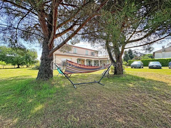 🏡 **Magnifique maison familiale de 180 m² avec piscine sur parcelle de 3 400 m²**

Dans un environnement calme et privilégié, venez découvrir cette superbe maison d'environ **180 m² habitables**, implantée sur une belle parcelle arborée de **3 400 m²**, offrant un cadre de vie paisible et sans aucun vis-à-vis.

Dès l'entrée, le charme opère grâce à ses magnifiques carreaux de ciment qui confèrent à la maison authenticité et caractère.
✨ **Au rez-de-chaussée :
* Une belle entrée ;
* Une cuisine indépendante aménagée et équipée ;
* Un cellier / buanderie ;
* Une pièce polyvalente pouvant servir de bureau, chambre d'amis ou salle de jeux ;
* Une magnifique pièce de vie baignée de lumière avec une belle hauteur sous plafond, un superbe mur en pierre et un insert, créant une atmosphère chaleureuse et conviviale ;
* Un accès direct à la terrasse et à la piscine ;
* Une belle suite parentale avec salle d'eau privative ;
* Un WC indépendant.

✨ **À l'étage :
* Trois belles chambres 
* Une grande salle de bain équipée d'une douche et d'une baignoire ;
* Un WC indépendant.

🚗 **Les dépendances :
* Un grand garage ;
* Une mezzanine aménagée au-dessus du garage offrant un espace supplémentaire de stockage, bureau ou atelier selon vos besoins.

🌴 **Les extérieurs :
* Magnifique terrain de 3 400 m² ;
* Piscine récente et son local, 
* Grande terrasse idéale pour les moments de détente ;
* Aucun vis-à-vis.

✅ **Les atouts :**
* Pompe à chaleur neuve ;
* Piscine neuve ;
* Double vitrage ;
* Beaux volumes et charme de l'ancien ;
* Environnement calme et recherché ;
* Quelques travaux de rafraîchissement et finitions de la plage de piscine à prévoir pour révéler tout le potentiel de cette belle propriété.
Une maison pleine de charme, idéale pour une famille à la recherche d'espace, de confort et de tranquillité.

📞 Contactez-moi dès aujourd'hui pour organiser une visite et découvrir tout son potentiel.