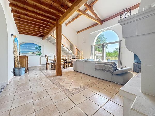 🏡 **Magnifique maison familiale de 180 m² avec piscine sur parcelle de 3 400 m²**

Dans un environnement calme et privilégié, venez découvrir cette superbe maison d'environ **180 m² habitables**, implantée sur une belle parcelle arborée de **3 400 m²**, offrant un cadre de vie paisible et sans aucun vis-à-vis.

Dès l'entrée, le charme opère grâce à ses magnifiques carreaux de ciment qui confèrent à la maison authenticité et caractère.
✨ **Au rez-de-chaussée :
* Une belle entrée ;
* Une cuisine indépendante aménagée et équipée ;
* Un cellier / buanderie ;
* Une pièce polyvalente pouvant servir de bureau, chambre d'amis ou salle de jeux ;
* Une magnifique pièce de vie baignée de lumière avec une belle hauteur sous plafond, un superbe mur en pierre et un insert, créant une atmosphère chaleureuse et conviviale ;
* Un accès direct à la terrasse et à la piscine ;
* Une belle suite parentale avec salle d'eau privative ;
* Un WC indépendant.

✨ **À l'étage :
* Trois belles chambres 
* Une grande salle de bain équipée d'une douche et d'une baignoire ;
* Un WC indépendant.

🚗 **Les dépendances :
* Un grand garage ;
* Une mezzanine aménagée au-dessus du garage offrant un espace supplémentaire de stockage, bureau ou atelier selon vos besoins.

🌴 **Les extérieurs :
* Magnifique terrain de 3 400 m² ;
* Piscine récente et son local, 
* Grande terrasse idéale pour les moments de détente ;
* Aucun vis-à-vis.

✅ **Les atouts :**
* Pompe à chaleur neuve ;
* Piscine neuve ;
* Double vitrage ;
* Beaux volumes et charme de l'ancien ;
* Environnement calme et recherché ;
* Quelques travaux de rafraîchissement et finitions de la plage de piscine à prévoir pour révéler tout le potentiel de cette belle propriété.
Une maison pleine de charme, idéale pour une famille à la recherche d'espace, de confort et de tranquillité.

📞 Contactez-moi dès aujourd'hui pour organiser une visite et découvrir tout son potentiel.