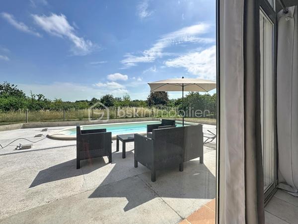 🏡 **Magnifique maison familiale de 180 m² avec piscine sur parcelle de 3 400 m²**

Dans un environnement calme et privilégié, venez découvrir cette superbe maison d'environ **180 m² habitables**, implantée sur une belle parcelle arborée de **3 400 m²**, offrant un cadre de vie paisible et sans aucun vis-à-vis.

Dès l'entrée, le charme opère grâce à ses magnifiques carreaux de ciment qui confèrent à la maison authenticité et caractère.
✨ **Au rez-de-chaussée :
* Une belle entrée ;
* Une cuisine indépendante aménagée et équipée ;
* Un cellier / buanderie ;
* Une pièce polyvalente pouvant servir de bureau, chambre d'amis ou salle de jeux ;
* Une magnifique pièce de vie baignée de lumière avec une belle hauteur sous plafond, un superbe mur en pierre et un insert, créant une atmosphère chaleureuse et conviviale ;
* Un accès direct à la terrasse et à la piscine ;
* Une belle suite parentale avec salle d'eau privative ;
* Un WC indépendant.

✨ **À l'étage :
* Trois belles chambres 
* Une grande salle de bain équipée d'une douche et d'une baignoire ;
* Un WC indépendant.

🚗 **Les dépendances :
* Un grand garage ;
* Une mezzanine aménagée au-dessus du garage offrant un espace supplémentaire de stockage, bureau ou atelier selon vos besoins.

🌴 **Les extérieurs :
* Magnifique terrain de 3 400 m² ;
* Piscine récente et son local, 
* Grande terrasse idéale pour les moments de détente ;
* Aucun vis-à-vis.

✅ **Les atouts :**
* Pompe à chaleur neuve ;
* Piscine neuve ;
* Double vitrage ;
* Beaux volumes et charme de l'ancien ;
* Environnement calme et recherché ;
* Quelques travaux de rafraîchissement et finitions de la plage de piscine à prévoir pour révéler tout le potentiel de cette belle propriété.
Une maison pleine de charme, idéale pour une famille à la recherche d'espace, de confort et de tranquillité.

📞 Contactez-moi dès aujourd'hui pour organiser une visite et découvrir tout son potentiel.