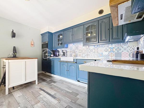 🏡 **Magnifique maison familiale de 180 m² avec piscine sur parcelle de 3 400 m²**

Dans un environnement calme et privilégié, venez découvrir cette superbe maison d'environ **180 m² habitables**, implantée sur une belle parcelle arborée de **3 400 m²**, offrant un cadre de vie paisible et sans aucun vis-à-vis.

Dès l'entrée, le charme opère grâce à ses magnifiques carreaux de ciment qui confèrent à la maison authenticité et caractère.
✨ **Au rez-de-chaussée :
* Une belle entrée ;
* Une cuisine indépendante aménagée et équipée ;
* Un cellier / buanderie ;
* Une pièce polyvalente pouvant servir de bureau, chambre d'amis ou salle de jeux ;
* Une magnifique pièce de vie baignée de lumière avec une belle hauteur sous plafond, un superbe mur en pierre et un insert, créant une atmosphère chaleureuse et conviviale ;
* Un accès direct à la terrasse et à la piscine ;
* Une belle suite parentale avec salle d'eau privative ;
* Un WC indépendant.

✨ **À l'étage :
* Trois belles chambres 
* Une grande salle de bain équipée d'une douche et d'une baignoire ;
* Un WC indépendant.

🚗 **Les dépendances :
* Un grand garage ;
* Une mezzanine aménagée au-dessus du garage offrant un espace supplémentaire de stockage, bureau ou atelier selon vos besoins.

🌴 **Les extérieurs :
* Magnifique terrain de 3 400 m² ;
* Piscine récente et son local, 
* Grande terrasse idéale pour les moments de détente ;
* Aucun vis-à-vis.

✅ **Les atouts :**
* Pompe à chaleur neuve ;
* Piscine neuve ;
* Double vitrage ;
* Beaux volumes et charme de l'ancien ;
* Environnement calme et recherché ;
* Quelques travaux de rafraîchissement et finitions de la plage de piscine à prévoir pour révéler tout le potentiel de cette belle propriété.
Une maison pleine de charme, idéale pour une famille à la recherche d'espace, de confort et de tranquillité.

📞 Contactez-moi dès aujourd'hui pour organiser une visite et découvrir tout son potentiel.