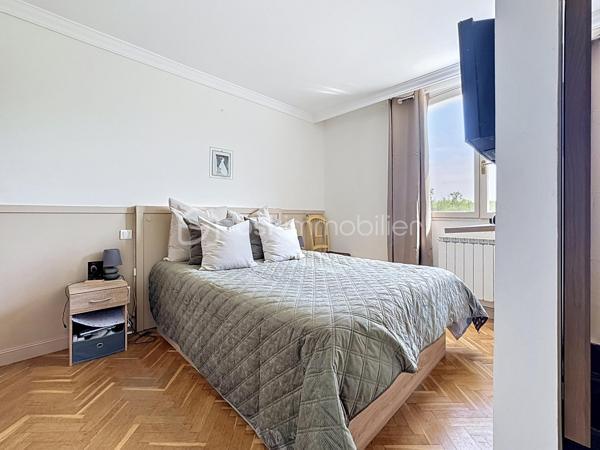 🏡 **Magnifique maison familiale de 180 m² avec piscine sur parcelle de 3 400 m²**

Dans un environnement calme et privilégié, venez découvrir cette superbe maison d'environ **180 m² habitables**, implantée sur une belle parcelle arborée de **3 400 m²**, offrant un cadre de vie paisible et sans aucun vis-à-vis.

Dès l'entrée, le charme opère grâce à ses magnifiques carreaux de ciment qui confèrent à la maison authenticité et caractère.
✨ **Au rez-de-chaussée :
* Une belle entrée ;
* Une cuisine indépendante aménagée et équipée ;
* Un cellier / buanderie ;
* Une pièce polyvalente pouvant servir de bureau, chambre d'amis ou salle de jeux ;
* Une magnifique pièce de vie baignée de lumière avec une belle hauteur sous plafond, un superbe mur en pierre et un insert, créant une atmosphère chaleureuse et conviviale ;
* Un accès direct à la terrasse et à la piscine ;
* Une belle suite parentale avec salle d'eau privative ;
* Un WC indépendant.

✨ **À l'étage :
* Trois belles chambres 
* Une grande salle de bain équipée d'une douche et d'une baignoire ;
* Un WC indépendant.

🚗 **Les dépendances :
* Un grand garage ;
* Une mezzanine aménagée au-dessus du garage offrant un espace supplémentaire de stockage, bureau ou atelier selon vos besoins.

🌴 **Les extérieurs :
* Magnifique terrain de 3 400 m² ;
* Piscine récente et son local, 
* Grande terrasse idéale pour les moments de détente ;
* Aucun vis-à-vis.

✅ **Les atouts :**
* Pompe à chaleur neuve ;
* Piscine neuve ;
* Double vitrage ;
* Beaux volumes et charme de l'ancien ;
* Environnement calme et recherché ;
* Quelques travaux de rafraîchissement et finitions de la plage de piscine à prévoir pour révéler tout le potentiel de cette belle propriété.
Une maison pleine de charme, idéale pour une famille à la recherche d'espace, de confort et de tranquillité.

📞 Contactez-moi dès aujourd'hui pour organiser une visite et découvrir tout son potentiel.