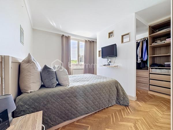 🏡 **Magnifique maison familiale de 180 m² avec piscine sur parcelle de 3 400 m²**

Dans un environnement calme et privilégié, venez découvrir cette superbe maison d'environ **180 m² habitables**, implantée sur une belle parcelle arborée de **3 400 m²**, offrant un cadre de vie paisible et sans aucun vis-à-vis.

Dès l'entrée, le charme opère grâce à ses magnifiques carreaux de ciment qui confèrent à la maison authenticité et caractère.
✨ **Au rez-de-chaussée :
* Une belle entrée ;
* Une cuisine indépendante aménagée et équipée ;
* Un cellier / buanderie ;
* Une pièce polyvalente pouvant servir de bureau, chambre d'amis ou salle de jeux ;
* Une magnifique pièce de vie baignée de lumière avec une belle hauteur sous plafond, un superbe mur en pierre et un insert, créant une atmosphère chaleureuse et conviviale ;
* Un accès direct à la terrasse et à la piscine ;
* Une belle suite parentale avec salle d'eau privative ;
* Un WC indépendant.

✨ **À l'étage :
* Trois belles chambres 
* Une grande salle de bain équipée d'une douche et d'une baignoire ;
* Un WC indépendant.

🚗 **Les dépendances :
* Un grand garage ;
* Une mezzanine aménagée au-dessus du garage offrant un espace supplémentaire de stockage, bureau ou atelier selon vos besoins.

🌴 **Les extérieurs :
* Magnifique terrain de 3 400 m² ;
* Piscine récente et son local, 
* Grande terrasse idéale pour les moments de détente ;
* Aucun vis-à-vis.

✅ **Les atouts :**
* Pompe à chaleur neuve ;
* Piscine neuve ;
* Double vitrage ;
* Beaux volumes et charme de l'ancien ;
* Environnement calme et recherché ;
* Quelques travaux de rafraîchissement et finitions de la plage de piscine à prévoir pour révéler tout le potentiel de cette belle propriété.
Une maison pleine de charme, idéale pour une famille à la recherche d'espace, de confort et de tranquillité.

📞 Contactez-moi dès aujourd'hui pour organiser une visite et découvrir tout son potentiel.