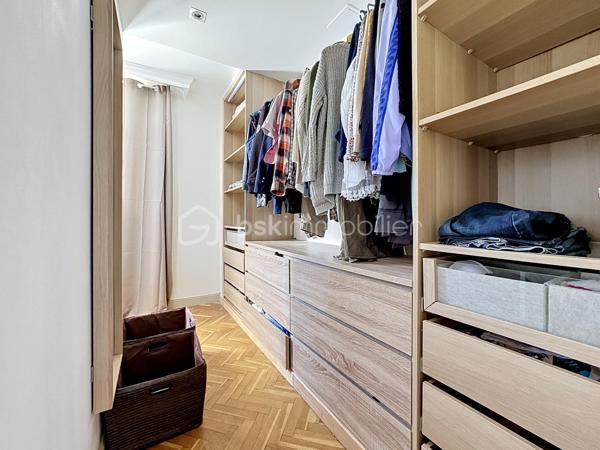 🏡 **Magnifique maison familiale de 180 m² avec piscine sur parcelle de 3 400 m²**

Dans un environnement calme et privilégié, venez découvrir cette superbe maison d'environ **180 m² habitables**, implantée sur une belle parcelle arborée de **3 400 m²**, offrant un cadre de vie paisible et sans aucun vis-à-vis.

Dès l'entrée, le charme opère grâce à ses magnifiques carreaux de ciment qui confèrent à la maison authenticité et caractère.
✨ **Au rez-de-chaussée :
* Une belle entrée ;
* Une cuisine indépendante aménagée et équipée ;
* Un cellier / buanderie ;
* Une pièce polyvalente pouvant servir de bureau, chambre d'amis ou salle de jeux ;
* Une magnifique pièce de vie baignée de lumière avec une belle hauteur sous plafond, un superbe mur en pierre et un insert, créant une atmosphère chaleureuse et conviviale ;
* Un accès direct à la terrasse et à la piscine ;
* Une belle suite parentale avec salle d'eau privative ;
* Un WC indépendant.

✨ **À l'étage :
* Trois belles chambres 
* Une grande salle de bain équipée d'une douche et d'une baignoire ;
* Un WC indépendant.

🚗 **Les dépendances :
* Un grand garage ;
* Une mezzanine aménagée au-dessus du garage offrant un espace supplémentaire de stockage, bureau ou atelier selon vos besoins.

🌴 **Les extérieurs :
* Magnifique terrain de 3 400 m² ;
* Piscine récente et son local, 
* Grande terrasse idéale pour les moments de détente ;
* Aucun vis-à-vis.

✅ **Les atouts :**
* Pompe à chaleur neuve ;
* Piscine neuve ;
* Double vitrage ;
* Beaux volumes et charme de l'ancien ;
* Environnement calme et recherché ;
* Quelques travaux de rafraîchissement et finitions de la plage de piscine à prévoir pour révéler tout le potentiel de cette belle propriété.
Une maison pleine de charme, idéale pour une famille à la recherche d'espace, de confort et de tranquillité.

📞 Contactez-moi dès aujourd'hui pour organiser une visite et découvrir tout son potentiel.
