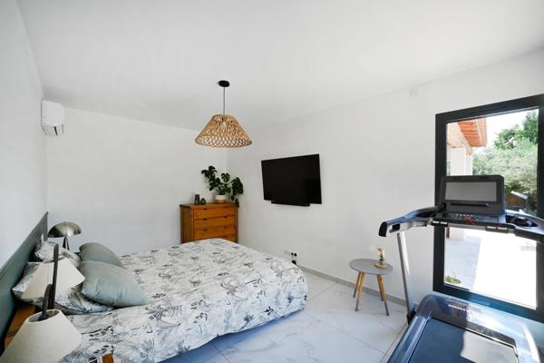 ALES (30100) – VILLA en PARFAIT ETAT – 3/4 CHAMBRES – DPE A – PISCINE CHAUFFEE – JACUZZI – EXPOSITION SUD-OUEST – GRAND GARAGE – CALME – SANS VIS-A-VIS