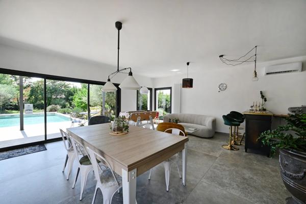 ALES (30100) – VILLA en PARFAIT ETAT – 3/4 CHAMBRES – DPE A – PISCINE CHAUFFEE – JACUZZI – EXPOSITION SUD-OUEST – GRAND GARAGE – CALME – SANS VIS-A-VIS