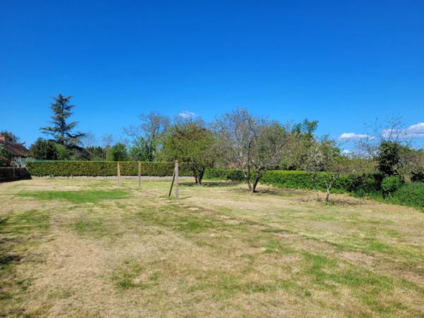 VALIGNY ( 03 ) Maison de village Beau jardin Garage Annexes