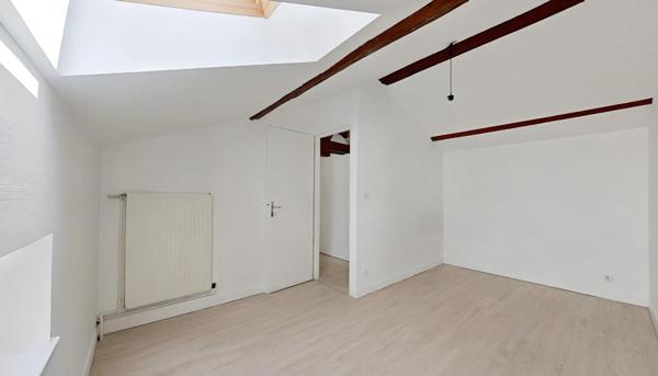 Toul (Cathédrale) : Duplex de 5 pièces principales ; 102 m2 Carrez, cave et grenier