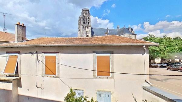 Toul (Cathédrale) : Duplex de 5 pièces principales ; 102 m2 Carrez, cave et grenier