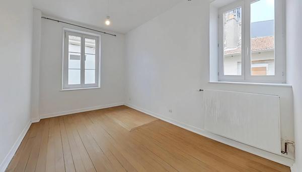 Toul (Cathédrale) : Duplex de 5 pièces principales ; 102 m2 Carrez, cave et grenier