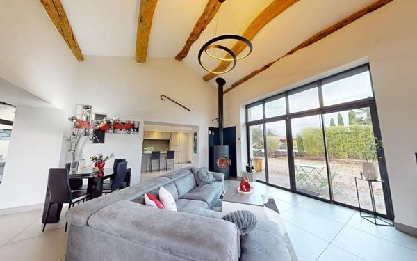 Maison à vendre    6 pièces • 216 m2 Montanay