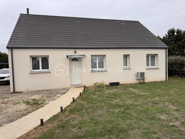 Rare sur le marché ! Venez découvrir cette maison récente de 85 m², idéalement située sur la commune très recherchée de Garel, à seulement 10 minutes d'Évreux. Implantation idéale, aucun travaux à prévoir : vous n'avez plus qu'à poser vos valises !

Dès l'entrée, vous serez séduit(e) par la luminosité et les volumes. Une pièce de vie spacieuse (~41 m²) avec poêle à pellets. Un bel espace salon/séjour convivial avec sa cuisine ouverte, entièrement aménagée et équipée. Un couloir desservant 3 chambres agréables (deux de 10 m² et une de 9 m²), une salle de bain fonctionnelle et un cellier/buanderie pratique au quotidien.

A l'extérieur, un terrain clos de 716 m², une terrasse à l'arrière de la maison idéale pour profiter des beaux jours en toute tranquillité, avec enfants ou animaux. 

Les plus de cette maison : 
Poêle à pellets + convecteurs dans les chambres
Économies d'énergie avec un ballon d'eau chaude 200l thermodynamique, 
Un adoucisseur, 
Portail électrique, 
Tout à l'égout.

Construction 2018 
Taxe foncière : 868€

📞 Contactez-moi dès aujourd'hui pour organiser une visite !