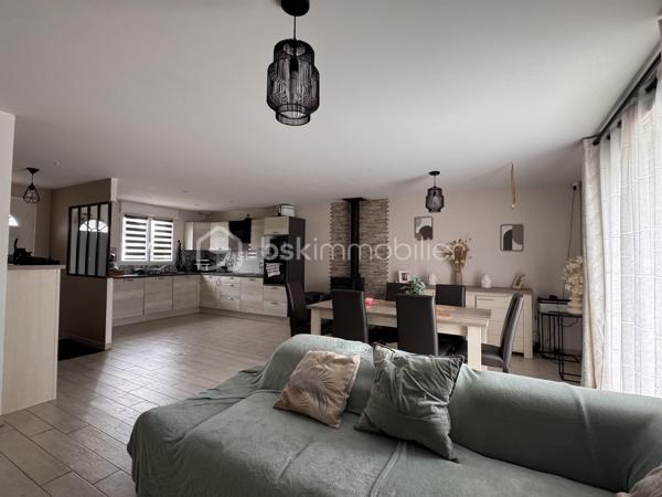 Rare sur le marché ! Venez découvrir cette maison récente de 85 m², idéalement située sur la commune très recherchée de Garel, à seulement 10 minutes d'Évreux. Implantation idéale, aucun travaux à prévoir : vous n'avez plus qu'à poser vos valises !

Dès l'entrée, vous serez séduit(e) par la luminosité et les volumes. Une pièce de vie spacieuse (~41 m²) avec poêle à pellets. Un bel espace salon/séjour convivial avec sa cuisine ouverte, entièrement aménagée et équipée. Un couloir desservant 3 chambres agréables (deux de 10 m² et une de 9 m²), une salle de bain fonctionnelle et un cellier/buanderie pratique au quotidien.

A l'extérieur, un terrain clos de 716 m², une terrasse à l'arrière de la maison idéale pour profiter des beaux jours en toute tranquillité, avec enfants ou animaux. 

Les plus de cette maison : 
Poêle à pellets + convecteurs dans les chambres
Économies d'énergie avec un ballon d'eau chaude 200l thermodynamique, 
Un adoucisseur, 
Portail électrique, 
Tout à l'égout.

Construction 2018 
Taxe foncière : 868€

📞 Contactez-moi dès aujourd'hui pour organiser une visite !