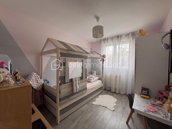 Rare sur le marché ! Venez découvrir cette maison récente de 85 m², idéalement située sur la commune très recherchée de Garel, à seulement 10 minutes d'Évreux. Implantation idéale, aucun travaux à prévoir : vous n'avez plus qu'à poser vos valises !

Dès l'entrée, vous serez séduit(e) par la luminosité et les volumes. Une pièce de vie spacieuse (~41 m²) avec poêle à pellets. Un bel espace salon/séjour convivial avec sa cuisine ouverte, entièrement aménagée et équipée. Un couloir desservant 3 chambres agréables (deux de 10 m² et une de 9 m²), une salle de bain fonctionnelle et un cellier/buanderie pratique au quotidien.

A l'extérieur, un terrain clos de 716 m², une terrasse à l'arrière de la maison idéale pour profiter des beaux jours en toute tranquillité, avec enfants ou animaux. 

Les plus de cette maison : 
Poêle à pellets + convecteurs dans les chambres
Économies d'énergie avec un ballon d'eau chaude 200l thermodynamique, 
Un adoucisseur, 
Portail électrique, 
Tout à l'égout.

Construction 2018 
Taxe foncière : 868€

📞 Contactez-moi dès aujourd'hui pour organiser une visite !