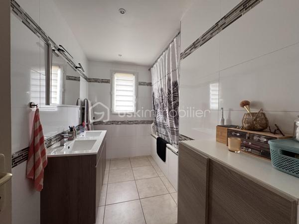 Rare sur le marché ! Venez découvrir cette maison récente de 85 m², idéalement située sur la commune très recherchée de Garel, à seulement 10 minutes d'Évreux. Implantation idéale, aucun travaux à prévoir : vous n'avez plus qu'à poser vos valises !

Dès l'entrée, vous serez séduit(e) par la luminosité et les volumes. Une pièce de vie spacieuse (~41 m²) avec poêle à pellets. Un bel espace salon/séjour convivial avec sa cuisine ouverte, entièrement aménagée et équipée. Un couloir desservant 3 chambres agréables (deux de 10 m² et une de 9 m²), une salle de bain fonctionnelle et un cellier/buanderie pratique au quotidien.

A l'extérieur, un terrain clos de 716 m², une terrasse à l'arrière de la maison idéale pour profiter des beaux jours en toute tranquillité, avec enfants ou animaux. 

Les plus de cette maison : 
Poêle à pellets + convecteurs dans les chambres
Économies d'énergie avec un ballon d'eau chaude 200l thermodynamique, 
Un adoucisseur, 
Portail électrique, 
Tout à l'égout.

Construction 2018 
Taxe foncière : 868€

📞 Contactez-moi dès aujourd'hui pour organiser une visite !