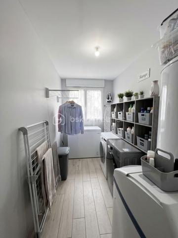 Rare sur le marché ! Venez découvrir cette maison récente de 85 m², idéalement située sur la commune très recherchée de Garel, à seulement 10 minutes d'Évreux. Implantation idéale, aucun travaux à prévoir : vous n'avez plus qu'à poser vos valises !

Dès l'entrée, vous serez séduit(e) par la luminosité et les volumes. Une pièce de vie spacieuse (~41 m²) avec poêle à pellets. Un bel espace salon/séjour convivial avec sa cuisine ouverte, entièrement aménagée et équipée. Un couloir desservant 3 chambres agréables (deux de 10 m² et une de 9 m²), une salle de bain fonctionnelle et un cellier/buanderie pratique au quotidien.

A l'extérieur, un terrain clos de 716 m², une terrasse à l'arrière de la maison idéale pour profiter des beaux jours en toute tranquillité, avec enfants ou animaux. 

Les plus de cette maison : 
Poêle à pellets + convecteurs dans les chambres
Économies d'énergie avec un ballon d'eau chaude 200l thermodynamique, 
Un adoucisseur, 
Portail électrique, 
Tout à l'égout.

Construction 2018 
Taxe foncière : 868€

📞 Contactez-moi dès aujourd'hui pour organiser une visite !