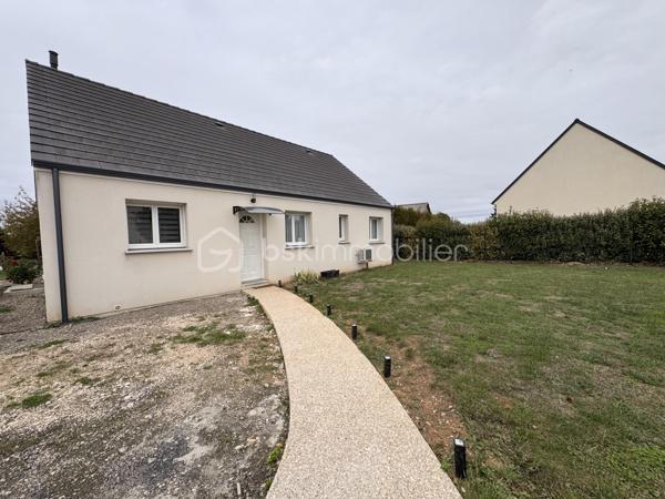 Rare sur le marché ! Venez découvrir cette maison récente de 85 m², idéalement située sur la commune très recherchée de Garel, à seulement 10 minutes d'Évreux. Implantation idéale, aucun travaux à prévoir : vous n'avez plus qu'à poser vos valises !

Dès l'entrée, vous serez séduit(e) par la luminosité et les volumes. Une pièce de vie spacieuse (~41 m²) avec poêle à pellets. Un bel espace salon/séjour convivial avec sa cuisine ouverte, entièrement aménagée et équipée. Un couloir desservant 3 chambres agréables (deux de 10 m² et une de 9 m²), une salle de bain fonctionnelle et un cellier/buanderie pratique au quotidien.

A l'extérieur, un terrain clos de 716 m², une terrasse à l'arrière de la maison idéale pour profiter des beaux jours en toute tranquillité, avec enfants ou animaux. 

Les plus de cette maison : 
Poêle à pellets + convecteurs dans les chambres
Économies d'énergie avec un ballon d'eau chaude 200l thermodynamique, 
Un adoucisseur, 
Portail électrique, 
Tout à l'égout.

Construction 2018 
Taxe foncière : 868€

📞 Contactez-moi dès aujourd'hui pour organiser une visite !