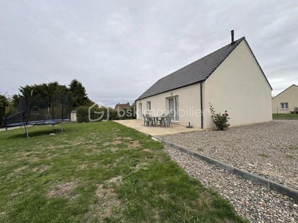 Rare sur le marché ! Venez découvrir cette maison récente de 85 m², idéalement située sur la commune très recherchée de Garel, à seulement 10 minutes d'Évreux. Implantation idéale, aucun travaux à prévoir : vous n'avez plus qu'à poser vos valises !

Dès l'entrée, vous serez séduit(e) par la luminosité et les volumes. Une pièce de vie spacieuse (~41 m²) avec poêle à pellets. Un bel espace salon/séjour convivial avec sa cuisine ouverte, entièrement aménagée et équipée. Un couloir desservant 3 chambres agréables (deux de 10 m² et une de 9 m²), une salle de bain fonctionnelle et un cellier/buanderie pratique au quotidien.

A l'extérieur, un terrain clos de 716 m², une terrasse à l'arrière de la maison idéale pour profiter des beaux jours en toute tranquillité, avec enfants ou animaux. 

Les plus de cette maison : 
Poêle à pellets + convecteurs dans les chambres
Économies d'énergie avec un ballon d'eau chaude 200l thermodynamique, 
Un adoucisseur, 
Portail électrique, 
Tout à l'égout.

Construction 2018 
Taxe foncière : 868€

📞 Contactez-moi dès aujourd'hui pour organiser une visite !