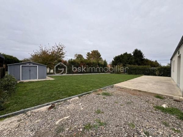 Rare sur le marché ! Venez découvrir cette maison récente de 85 m², idéalement située sur la commune très recherchée de Garel, à seulement 10 minutes d'Évreux. Implantation idéale, aucun travaux à prévoir : vous n'avez plus qu'à poser vos valises !

Dès l'entrée, vous serez séduit(e) par la luminosité et les volumes. Une pièce de vie spacieuse (~41 m²) avec poêle à pellets. Un bel espace salon/séjour convivial avec sa cuisine ouverte, entièrement aménagée et équipée. Un couloir desservant 3 chambres agréables (deux de 10 m² et une de 9 m²), une salle de bain fonctionnelle et un cellier/buanderie pratique au quotidien.

A l'extérieur, un terrain clos de 716 m², une terrasse à l'arrière de la maison idéale pour profiter des beaux jours en toute tranquillité, avec enfants ou animaux. 

Les plus de cette maison : 
Poêle à pellets + convecteurs dans les chambres
Économies d'énergie avec un ballon d'eau chaude 200l thermodynamique, 
Un adoucisseur, 
Portail électrique, 
Tout à l'égout.

Construction 2018 
Taxe foncière : 868€

📞 Contactez-moi dès aujourd'hui pour organiser une visite !