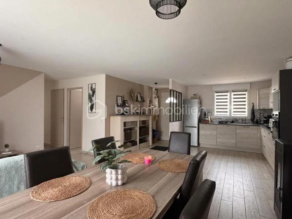 Rare sur le marché ! Venez découvrir cette maison récente de 85 m², idéalement située sur la commune très recherchée de Garel, à seulement 10 minutes d'Évreux. Implantation idéale, aucun travaux à prévoir : vous n'avez plus qu'à poser vos valises !

Dès l'entrée, vous serez séduit(e) par la luminosité et les volumes. Une pièce de vie spacieuse (~41 m²) avec poêle à pellets. Un bel espace salon/séjour convivial avec sa cuisine ouverte, entièrement aménagée et équipée. Un couloir desservant 3 chambres agréables (deux de 10 m² et une de 9 m²), une salle de bain fonctionnelle et un cellier/buanderie pratique au quotidien.

A l'extérieur, un terrain clos de 716 m², une terrasse à l'arrière de la maison idéale pour profiter des beaux jours en toute tranquillité, avec enfants ou animaux. 

Les plus de cette maison : 
Poêle à pellets + convecteurs dans les chambres
Économies d'énergie avec un ballon d'eau chaude 200l thermodynamique, 
Un adoucisseur, 
Portail électrique, 
Tout à l'égout.

Construction 2018 
Taxe foncière : 868€

📞 Contactez-moi dès aujourd'hui pour organiser une visite !