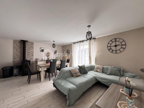 Rare sur le marché ! Venez découvrir cette maison récente de 85 m², idéalement située sur la commune très recherchée de Garel, à seulement 10 minutes d'Évreux. Implantation idéale, aucun travaux à prévoir : vous n'avez plus qu'à poser vos valises !

Dès l'entrée, vous serez séduit(e) par la luminosité et les volumes. Une pièce de vie spacieuse (~41 m²) avec poêle à pellets. Un bel espace salon/séjour convivial avec sa cuisine ouverte, entièrement aménagée et équipée. Un couloir desservant 3 chambres agréables (deux de 10 m² et une de 9 m²), une salle de bain fonctionnelle et un cellier/buanderie pratique au quotidien.

A l'extérieur, un terrain clos de 716 m², une terrasse à l'arrière de la maison idéale pour profiter des beaux jours en toute tranquillité, avec enfants ou animaux. 

Les plus de cette maison : 
Poêle à pellets + convecteurs dans les chambres
Économies d'énergie avec un ballon d'eau chaude 200l thermodynamique, 
Un adoucisseur, 
Portail électrique, 
Tout à l'égout.

Construction 2018 
Taxe foncière : 868€

📞 Contactez-moi dès aujourd'hui pour organiser une visite !