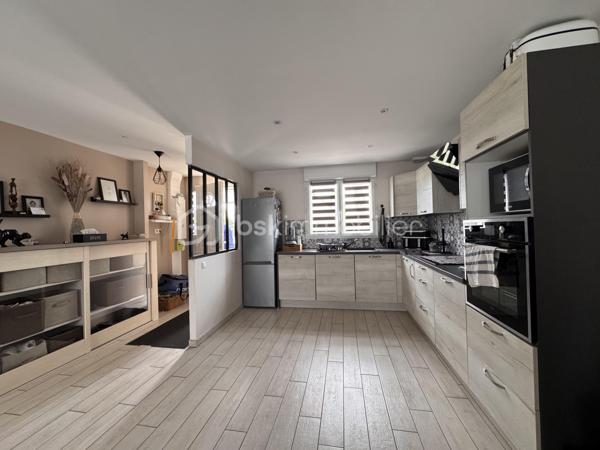Rare sur le marché ! Venez découvrir cette maison récente de 85 m², idéalement située sur la commune très recherchée de Garel, à seulement 10 minutes d'Évreux. Implantation idéale, aucun travaux à prévoir : vous n'avez plus qu'à poser vos valises !

Dès l'entrée, vous serez séduit(e) par la luminosité et les volumes. Une pièce de vie spacieuse (~41 m²) avec poêle à pellets. Un bel espace salon/séjour convivial avec sa cuisine ouverte, entièrement aménagée et équipée. Un couloir desservant 3 chambres agréables (deux de 10 m² et une de 9 m²), une salle de bain fonctionnelle et un cellier/buanderie pratique au quotidien.

A l'extérieur, un terrain clos de 716 m², une terrasse à l'arrière de la maison idéale pour profiter des beaux jours en toute tranquillité, avec enfants ou animaux. 

Les plus de cette maison : 
Poêle à pellets + convecteurs dans les chambres
Économies d'énergie avec un ballon d'eau chaude 200l thermodynamique, 
Un adoucisseur, 
Portail électrique, 
Tout à l'égout.

Construction 2018 
Taxe foncière : 868€

📞 Contactez-moi dès aujourd'hui pour organiser une visite !
