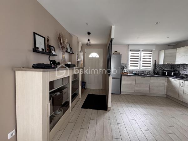 Rare sur le marché ! Venez découvrir cette maison récente de 85 m², idéalement située sur la commune très recherchée de Garel, à seulement 10 minutes d'Évreux. Implantation idéale, aucun travaux à prévoir : vous n'avez plus qu'à poser vos valises !

Dès l'entrée, vous serez séduit(e) par la luminosité et les volumes. Une pièce de vie spacieuse (~41 m²) avec poêle à pellets. Un bel espace salon/séjour convivial avec sa cuisine ouverte, entièrement aménagée et équipée. Un couloir desservant 3 chambres agréables (deux de 10 m² et une de 9 m²), une salle de bain fonctionnelle et un cellier/buanderie pratique au quotidien.

A l'extérieur, un terrain clos de 716 m², une terrasse à l'arrière de la maison idéale pour profiter des beaux jours en toute tranquillité, avec enfants ou animaux. 

Les plus de cette maison : 
Poêle à pellets + convecteurs dans les chambres
Économies d'énergie avec un ballon d'eau chaude 200l thermodynamique, 
Un adoucisseur, 
Portail électrique, 
Tout à l'égout.

Construction 2018 
Taxe foncière : 868€

📞 Contactez-moi dès aujourd'hui pour organiser une visite !