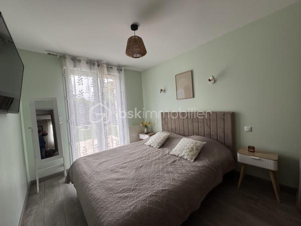 Rare sur le marché ! Venez découvrir cette maison récente de 85 m², idéalement située sur la commune très recherchée de Garel, à seulement 10 minutes d'Évreux. Implantation idéale, aucun travaux à prévoir : vous n'avez plus qu'à poser vos valises !

Dès l'entrée, vous serez séduit(e) par la luminosité et les volumes. Une pièce de vie spacieuse (~41 m²) avec poêle à pellets. Un bel espace salon/séjour convivial avec sa cuisine ouverte, entièrement aménagée et équipée. Un couloir desservant 3 chambres agréables (deux de 10 m² et une de 9 m²), une salle de bain fonctionnelle et un cellier/buanderie pratique au quotidien.

A l'extérieur, un terrain clos de 716 m², une terrasse à l'arrière de la maison idéale pour profiter des beaux jours en toute tranquillité, avec enfants ou animaux. 

Les plus de cette maison : 
Poêle à pellets + convecteurs dans les chambres
Économies d'énergie avec un ballon d'eau chaude 200l thermodynamique, 
Un adoucisseur, 
Portail électrique, 
Tout à l'égout.

Construction 2018 
Taxe foncière : 868€

📞 Contactez-moi dès aujourd'hui pour organiser une visite !