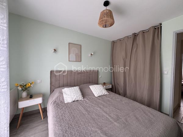 Rare sur le marché ! Venez découvrir cette maison récente de 85 m², idéalement située sur la commune très recherchée de Garel, à seulement 10 minutes d'Évreux. Implantation idéale, aucun travaux à prévoir : vous n'avez plus qu'à poser vos valises !

Dès l'entrée, vous serez séduit(e) par la luminosité et les volumes. Une pièce de vie spacieuse (~41 m²) avec poêle à pellets. Un bel espace salon/séjour convivial avec sa cuisine ouverte, entièrement aménagée et équipée. Un couloir desservant 3 chambres agréables (deux de 10 m² et une de 9 m²), une salle de bain fonctionnelle et un cellier/buanderie pratique au quotidien.

A l'extérieur, un terrain clos de 716 m², une terrasse à l'arrière de la maison idéale pour profiter des beaux jours en toute tranquillité, avec enfants ou animaux. 

Les plus de cette maison : 
Poêle à pellets + convecteurs dans les chambres
Économies d'énergie avec un ballon d'eau chaude 200l thermodynamique, 
Un adoucisseur, 
Portail électrique, 
Tout à l'égout.

Construction 2018 
Taxe foncière : 868€

📞 Contactez-moi dès aujourd'hui pour organiser une visite !