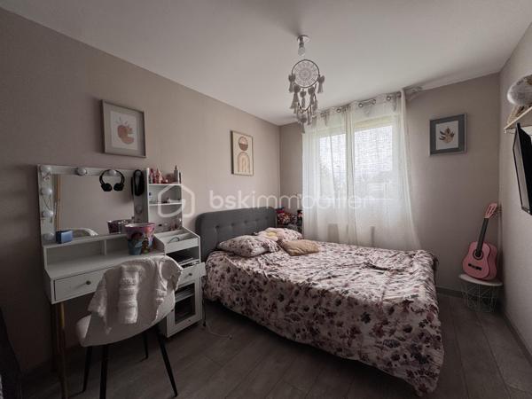 Rare sur le marché ! Venez découvrir cette maison récente de 85 m², idéalement située sur la commune très recherchée de Garel, à seulement 10 minutes d'Évreux. Implantation idéale, aucun travaux à prévoir : vous n'avez plus qu'à poser vos valises !

Dès l'entrée, vous serez séduit(e) par la luminosité et les volumes. Une pièce de vie spacieuse (~41 m²) avec poêle à pellets. Un bel espace salon/séjour convivial avec sa cuisine ouverte, entièrement aménagée et équipée. Un couloir desservant 3 chambres agréables (deux de 10 m² et une de 9 m²), une salle de bain fonctionnelle et un cellier/buanderie pratique au quotidien.

A l'extérieur, un terrain clos de 716 m², une terrasse à l'arrière de la maison idéale pour profiter des beaux jours en toute tranquillité, avec enfants ou animaux. 

Les plus de cette maison : 
Poêle à pellets + convecteurs dans les chambres
Économies d'énergie avec un ballon d'eau chaude 200l thermodynamique, 
Un adoucisseur, 
Portail électrique, 
Tout à l'égout.

Construction 2018 
Taxe foncière : 868€

📞 Contactez-moi dès aujourd'hui pour organiser une visite !