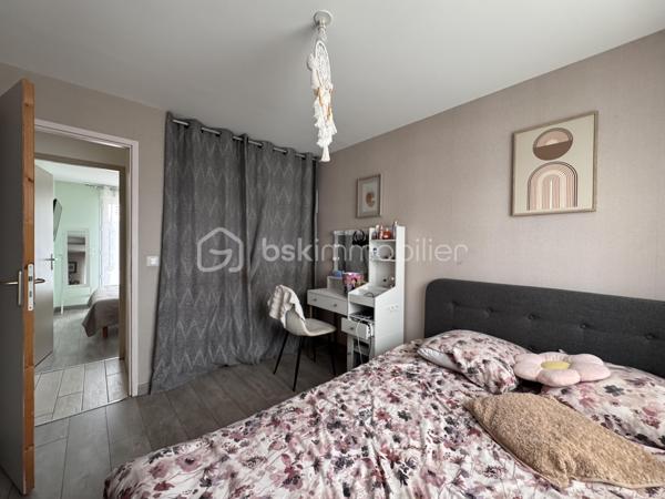 Rare sur le marché ! Venez découvrir cette maison récente de 85 m², idéalement située sur la commune très recherchée de Garel, à seulement 10 minutes d'Évreux. Implantation idéale, aucun travaux à prévoir : vous n'avez plus qu'à poser vos valises !

Dès l'entrée, vous serez séduit(e) par la luminosité et les volumes. Une pièce de vie spacieuse (~41 m²) avec poêle à pellets. Un bel espace salon/séjour convivial avec sa cuisine ouverte, entièrement aménagée et équipée. Un couloir desservant 3 chambres agréables (deux de 10 m² et une de 9 m²), une salle de bain fonctionnelle et un cellier/buanderie pratique au quotidien.

A l'extérieur, un terrain clos de 716 m², une terrasse à l'arrière de la maison idéale pour profiter des beaux jours en toute tranquillité, avec enfants ou animaux. 

Les plus de cette maison : 
Poêle à pellets + convecteurs dans les chambres
Économies d'énergie avec un ballon d'eau chaude 200l thermodynamique, 
Un adoucisseur, 
Portail électrique, 
Tout à l'égout.

Construction 2018 
Taxe foncière : 868€

📞 Contactez-moi dès aujourd'hui pour organiser une visite !