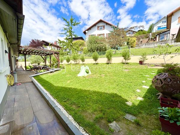 À découvrir sur la commune de Chambéry : magnifique immeuble entièrement rénové, idéal pour un investissement locatif, une résidence principale avec revenus complémentaires ou un projet familial.

Édifié sur une parcelle de 857 m², cet ensemble immobilier développe environ 216 m² habitables et se compose de :

* Un spacieux T5 d’environ 108 m² situé à l’étage
* 3 T2 en rez-de-chaussée
* Un studio en rez-de-chaussée

Chaque logement bénéficie de sa propre terrasse carrelée, offrant un véritable confort de vie au quotidien.

Le T5 séduira particulièrement par ses beaux volumes et sa configuration familiale :

* 4 chambres dont une suite parentale
* 2 salles de douche
* Une agréable pièce de vie avec poêle à bois
* Un grand jardin privatif avec terrasse
* Un coin buanderie

L’ensemble de l’immeuble a été entièrement refait à neuf 

Côté confort :

* Chauffage électrique individuel et poêle à bois pour le T5
* Double vitrage sur les T2 et studio, reste le T5 à changer les menuiseries
* Prestations modernes et soignées

À l’extérieur :

* 10 places de parking privatives (2 places par logement)
* Grand terrain
* Possibilité d’aménager les combles pour créer de la surface supplémentaire ou un projet complémentaire

Situation idéale :
À proximité immédiate des commodités, des arrêts de bus et des pistes cyclables, l’emplacement offre un cadre de vie pratique et recherché.

Un bien rare sur le secteur, offrant rentabilité, confort et potentiel d’évolution.

À visiter sans tarder !