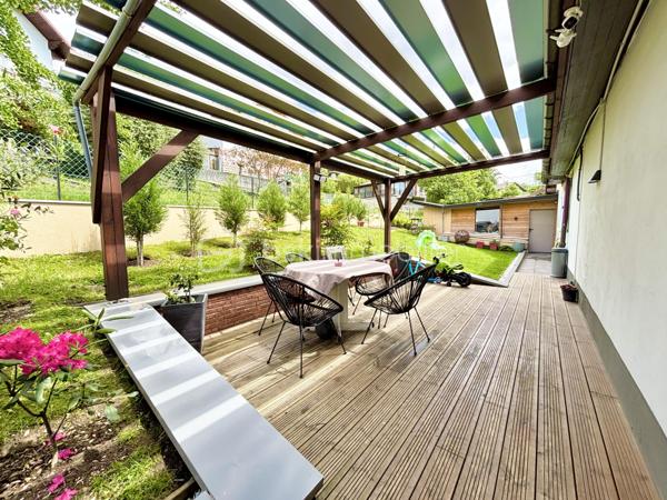 À découvrir sur la commune de Chambéry : magnifique immeuble entièrement rénové, idéal pour un investissement locatif, une résidence principale avec revenus complémentaires ou un projet familial.

Édifié sur une parcelle de 857 m², cet ensemble immobilier développe environ 216 m² habitables et se compose de :

* Un spacieux T5 d’environ 108 m² situé à l’étage
* 3 T2 en rez-de-chaussée
* Un studio en rez-de-chaussée

Chaque logement bénéficie de sa propre terrasse carrelée, offrant un véritable confort de vie au quotidien.

Le T5 séduira particulièrement par ses beaux volumes et sa configuration familiale :

* 4 chambres dont une suite parentale
* 2 salles de douche
* Une agréable pièce de vie avec poêle à bois
* Un grand jardin privatif avec terrasse
* Un coin buanderie

L’ensemble de l’immeuble a été entièrement refait à neuf 

Côté confort :

* Chauffage électrique individuel et poêle à bois pour le T5
* Double vitrage sur les T2 et studio, reste le T5 à changer les menuiseries
* Prestations modernes et soignées

À l’extérieur :

* 10 places de parking privatives (2 places par logement)
* Grand terrain
* Possibilité d’aménager les combles pour créer de la surface supplémentaire ou un projet complémentaire

Situation idéale :
À proximité immédiate des commodités, des arrêts de bus et des pistes cyclables, l’emplacement offre un cadre de vie pratique et recherché.

Un bien rare sur le secteur, offrant rentabilité, confort et potentiel d’évolution.

À visiter sans tarder !